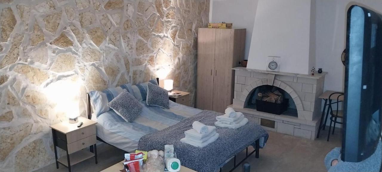 Lovely Studio In Strinilas With Its Own Pool Exterior foto